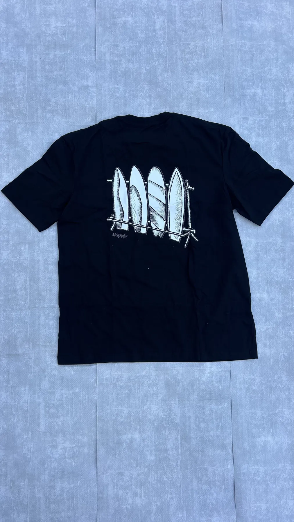 Camiseta Quiver Preta costas com estampa