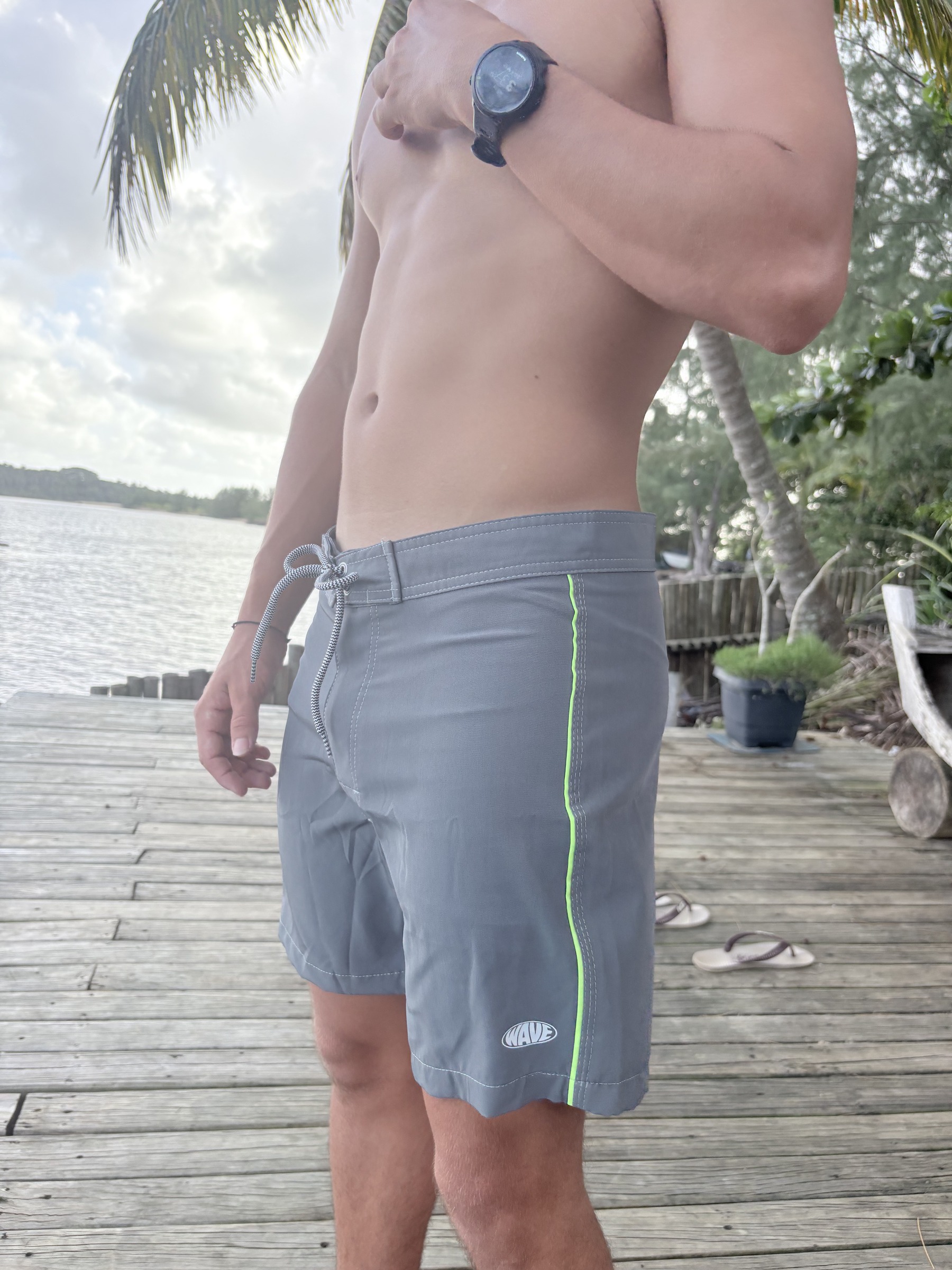 Boardshort em uso — close lateral