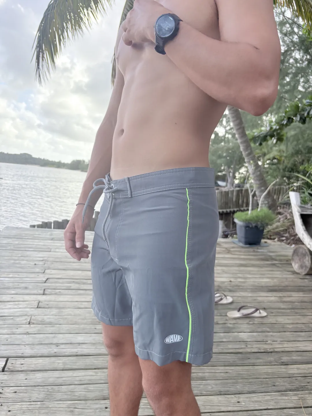 Boardshort em uso — close lateral